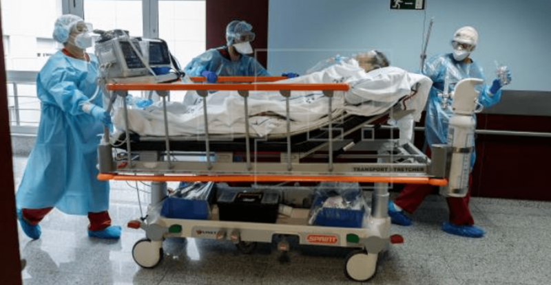 Personal del Hospital de La Candelaria traslada a un paciente con covid-19 / EFE Ramón de la Rocha